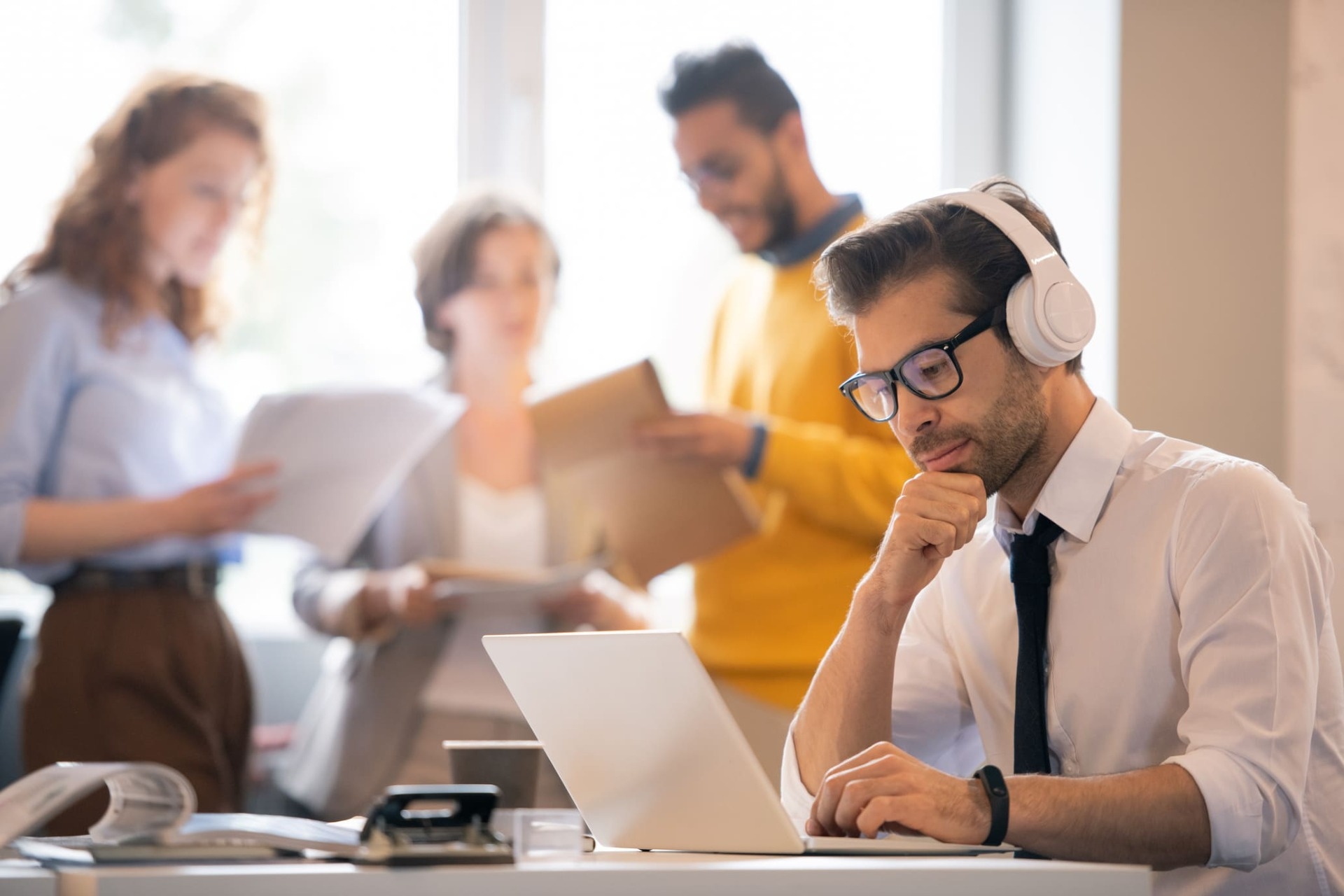 Tipos de audífonos: guía para elegir el ideal para reuniones